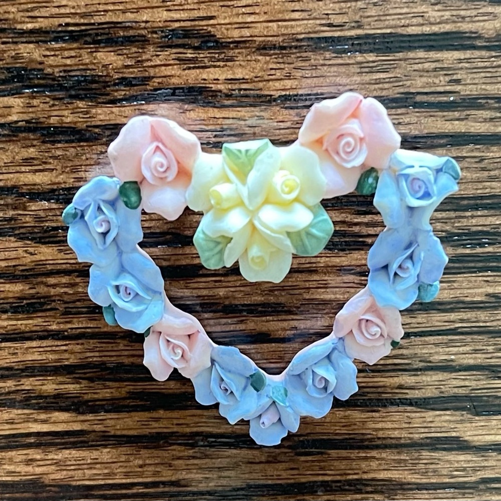 STUNNING VINTAGE ESTATE FLOWER HEART ROSE  1 1/4" BROOCH!!! 995I Pink And Blue